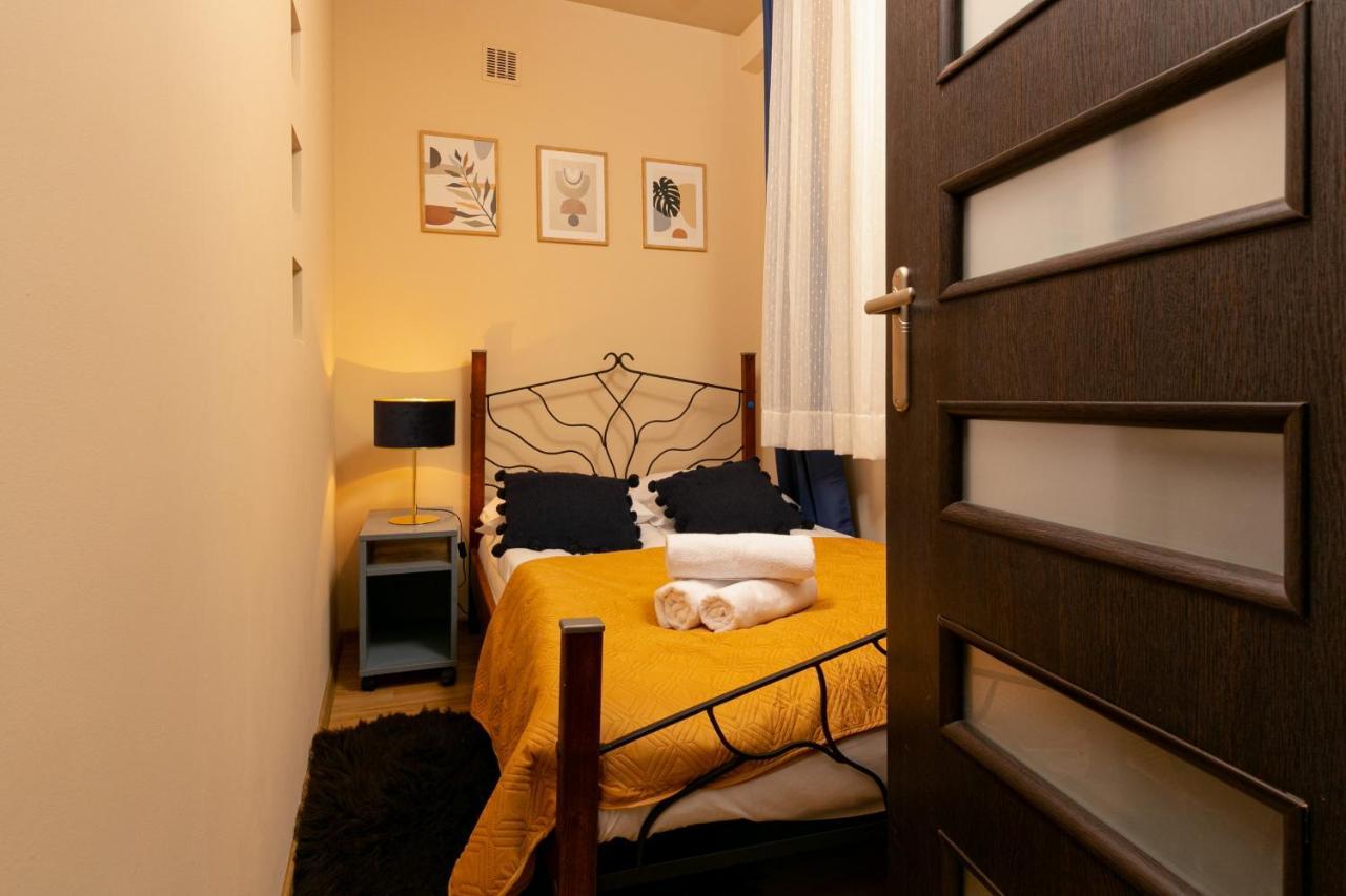Wola Apartment With Balcony & Close To Metro By Noclegi Renters Warsaw Exterior photo